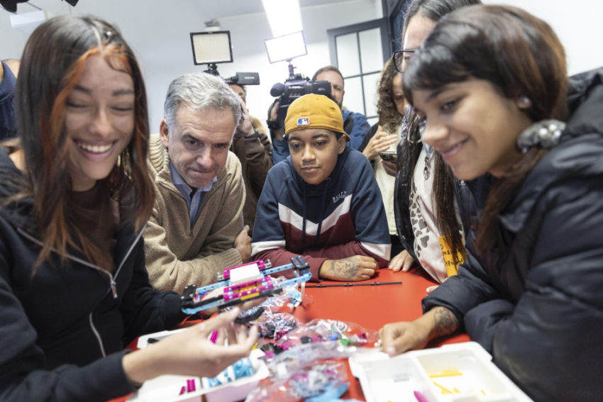 Presidente Orsi recorrió nuevo laboratorio de Ceibal en Cecap de Brazo Oriental