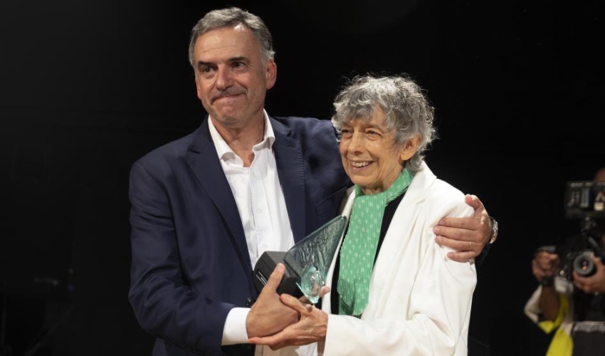 Presidente Orsi entregó Premio a la Trayectoria en Danza a Graciela Figueroa