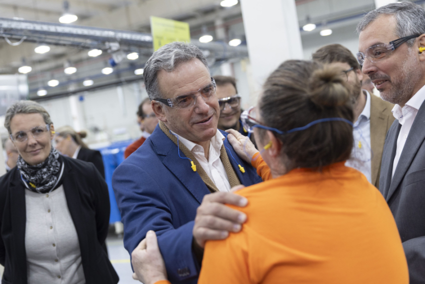Presidente Orsi recorrió fábrica de autopartes cuya plantilla está integrada por un 75% de mujeres